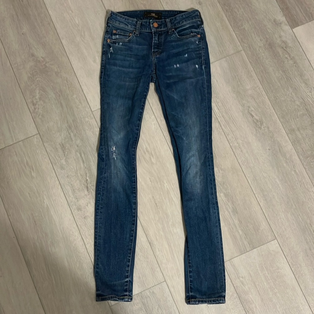 The Castings jeans from Aritzia . Women’s size 24. Mid-rise skinny .